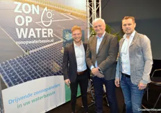 Roy van Beest, Hans van Luijk en Willem Verwoerd in de stand van Zon op Water, een nieuw initiatief om de ‘loze’ ruimte op waterbassins te gebruiken om zonne-energie mee op te wekken d.m.v. drijvende zonnepanelen.